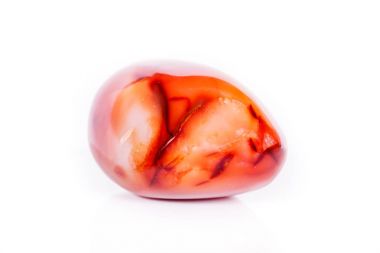 Makro mineral taş Carnelian beyaz arka plan üzerinde