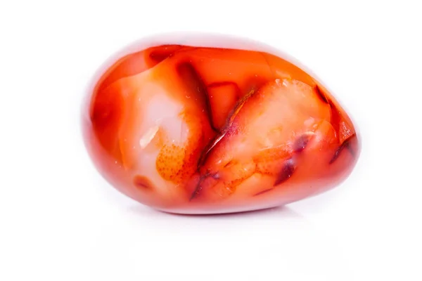 Macro pedra mineral Carnelian no fundo branco — Fotografia de Stock