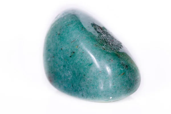 Macro piedra mineral aventurina verde sobre fondo blanco —  Fotos de Stock