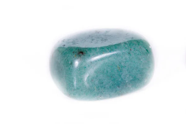 Macro piedra mineral aventurina verde sobre fondo blanco — Foto de Stock