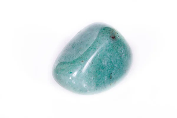 Macro piedra mineral aventurina verde sobre fondo blanco — Foto de Stock