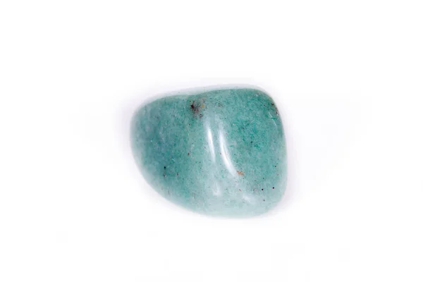 Macro mineral pedra aventurina verde sobre fundo branco — Fotografia de Stock