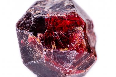 Makro beyaz zemin üzerinde bir mineral Lal Taşı