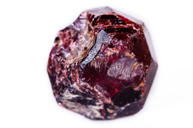 Makro beyaz zemin üzerinde bir mineral Lal Taşı