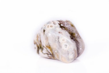 Makro mineral taş Jasper beyaz bir arka plan üzerinde okyanus 