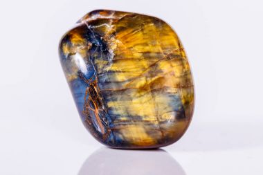 Beyaz arka plan üzerinde makro mineral taş Petersit Par 