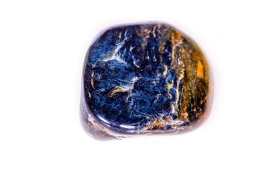 Beyaz arka plan üzerinde makro mineral taş Petersit Par 