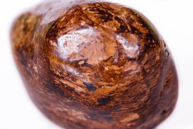 Beyaz arka plan üzerinde makro mineral taş bronz