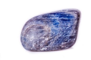 Beyaz arka plan üzerinde makro mineral taş safir