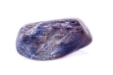 Beyaz arka plan üzerinde makro mineral taş safir