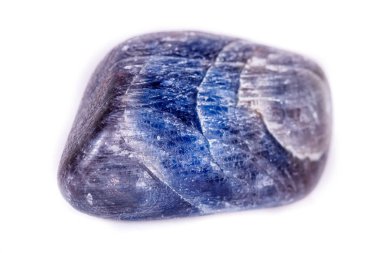 Beyaz arka plan üzerinde makro mineral taş safir