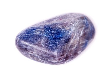 Beyaz arka plan üzerinde makro mineral taş safir