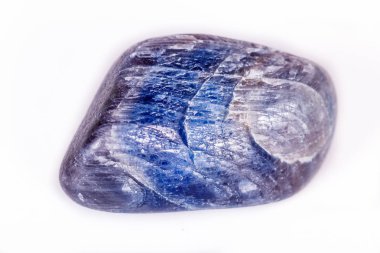 Beyaz arka plan üzerinde makro mineral taş safir