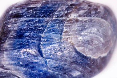 Beyaz arka plan üzerinde makro mineral taş safir