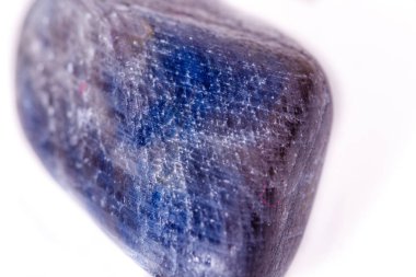 Beyaz arka plan üzerinde makro mineral taş safir