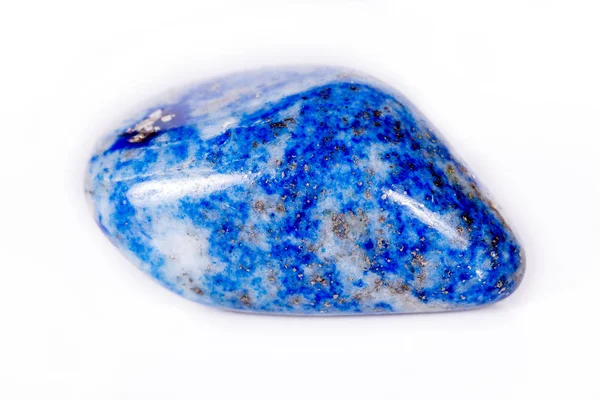 Macro pedra mineral azul lapis lazuli (afghanistan) no bac branco — Fotografia de Stock