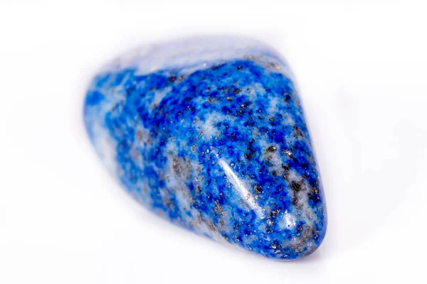 Macro mineral stone blue lapis lazuli (afgh:) on white bac — стоковое фото