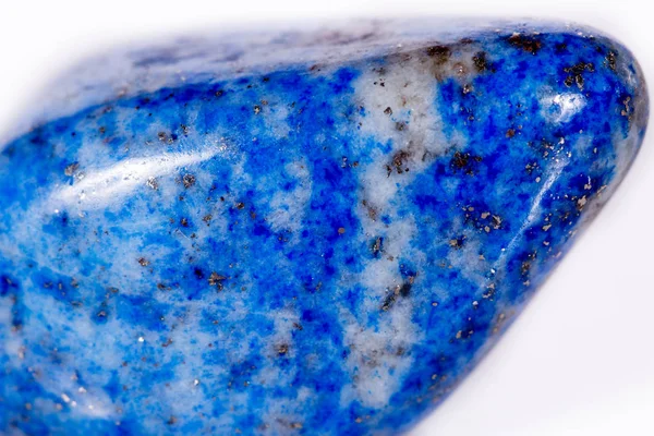 Macro mineral stone blue lapis lazuli (afgh:) on white bac — стоковое фото