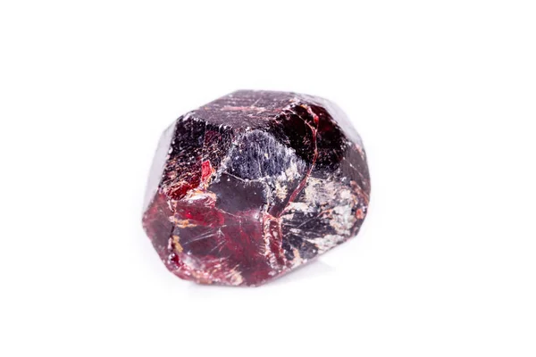 Närbild av en mineral garnet sten på en vit bakgrund — Stockfoto