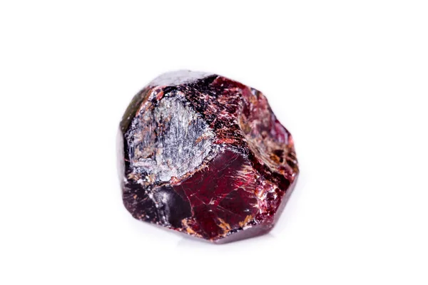 Makro eines mineralischen Granatsteins auf weißem Hintergrund — Stockfoto