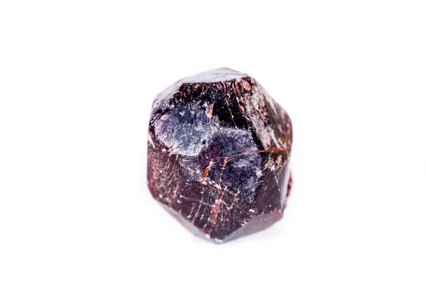 Makro mineral granat kamień na białym tle — Zdjęcie stockowe