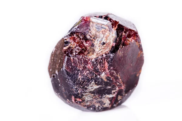 Makro eines mineralischen Granatsteins auf weißem Hintergrund — Stockfoto