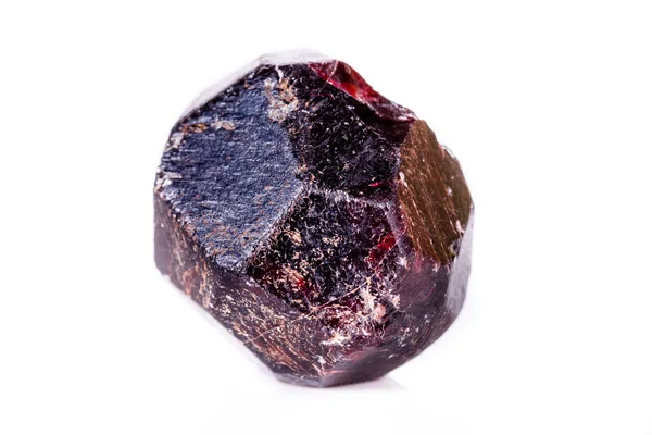 Makro dari batu garnet mineral pada latar belakang putih — Stok Foto