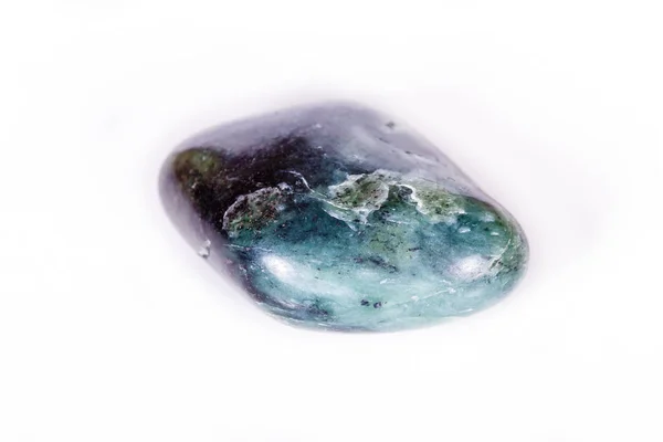 Makro Minerální kámen Jade brazilské na bílém pozadí — Stock fotografie