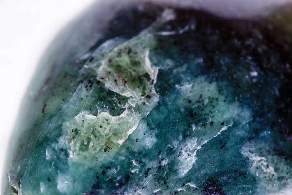 Macro Mineral Stone Jade Brasiliano su sfondo bianco — Foto Stock