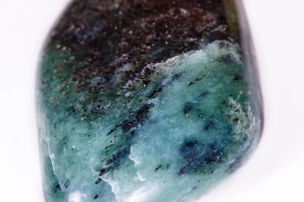 Macro Mineral Stone Jade Brasiliano su sfondo bianco — Foto Stock