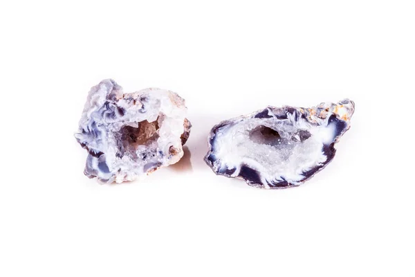 白色背景下的宏观矿物石玛瑙芽 — 图库照片