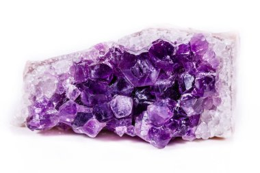 Makro mineral taş üzerinde beyaz bir backg kristalleri Ametist mor