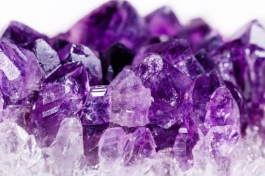 Makro mineral taş üzerinde beyaz bir backg kristalleri Ametist mor