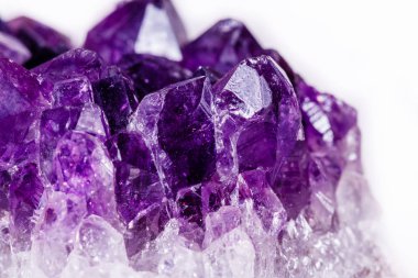 Makro mineral taş üzerinde beyaz bir backg kristalleri Ametist mor