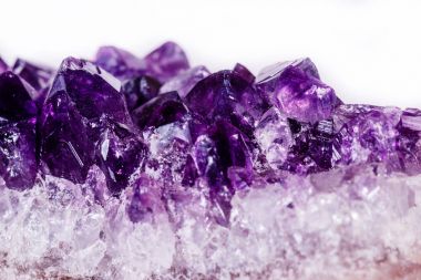Makro mineral taş üzerinde beyaz bir backg kristalleri Ametist mor