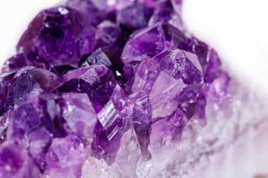 Makro mineral taş üzerinde beyaz bir backg kristalleri Ametist mor