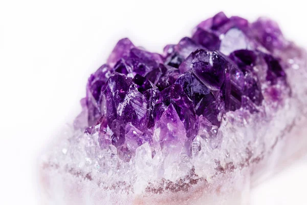 Макро минеральный камень фиолетовый аметист в кристаллах на белом спинке — стоковое фото