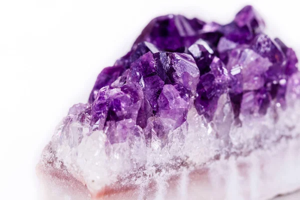 Makro ásványi kő lila amethyst kristályok a egy fehér főleg CIG — Stock Fotó