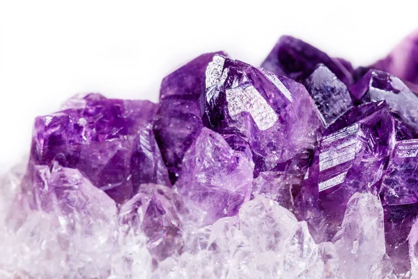 Makro ásványi kő lila amethyst kristályok a egy fehér főleg CIG — Stock Fotó