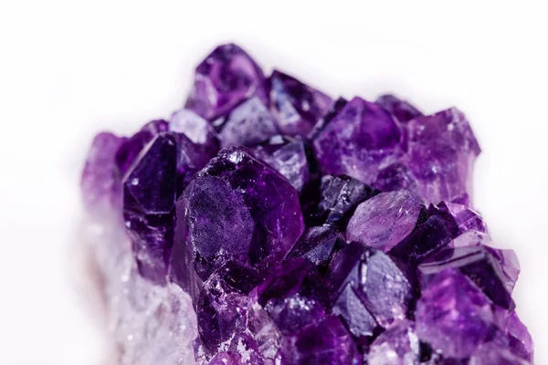 Macro pierre minérale améthyste violette en cristaux sur un fond blanc — Photo