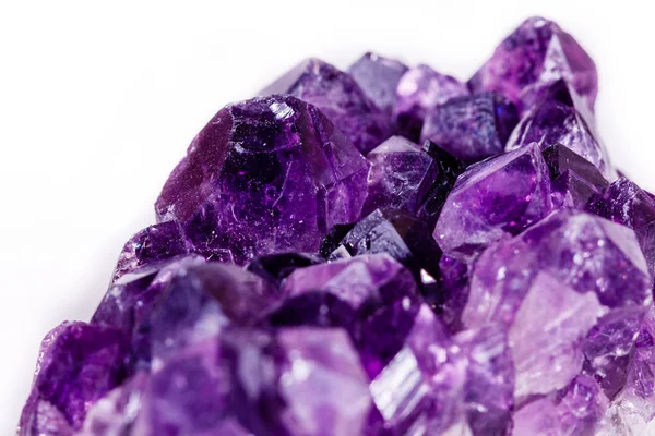 Makro mineral sten lila ametist i kristaller på en vit backg — Stockfoto