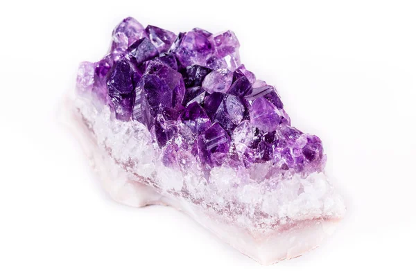 Makromineralstein lila Amethyst in Kristallen auf weißem Grund — Stockfoto