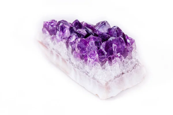 Makromineralstein lila Amethyst in Kristallen auf weißem Grund — Stockfoto