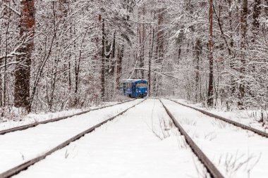 Eski bir tramvay bir kış orman yoluyla taşıma