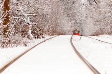 Eski bir tramvay bir kış orman yoluyla taşıma