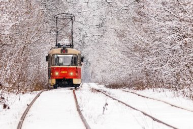 Eski bir tramvay bir kış orman yoluyla taşıma