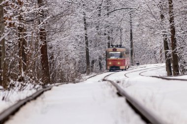 Eski bir tramvay bir kış orman yoluyla taşıma