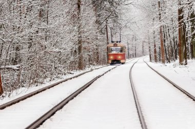 Eski bir tramvay bir kış orman yoluyla taşıma