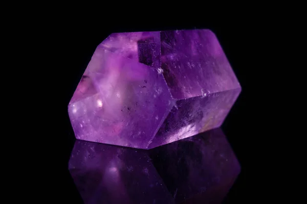 黑色背景下的宏观矿物石材紫水晶晶体 — 图库照片