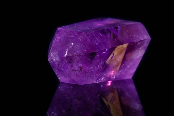 Batu mineral makro Kristal Amethyst pada latar belakang hitam — Stok Foto